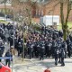 Die Polizei bringt die Nazis zum Bahnhof. © Carsten Schultze-Hartmann