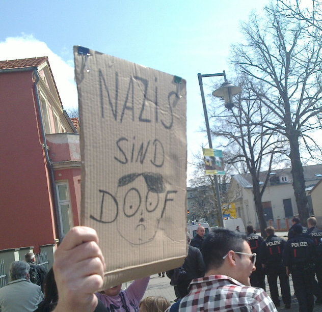 Plakat "Nazis sind doof"