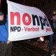 Demonstranten halten ein Transparent "NPD-Verbot jetzt"